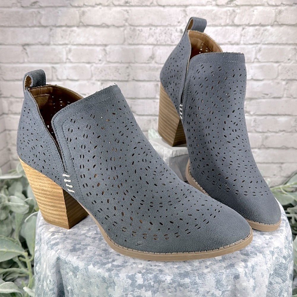 Massini Diamond Blue Perforated Faux Suede  Fashion Shooties Women’s 11M💙NWOT💙